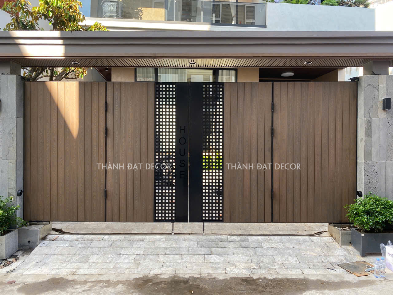 Cổng mở cánh tự động